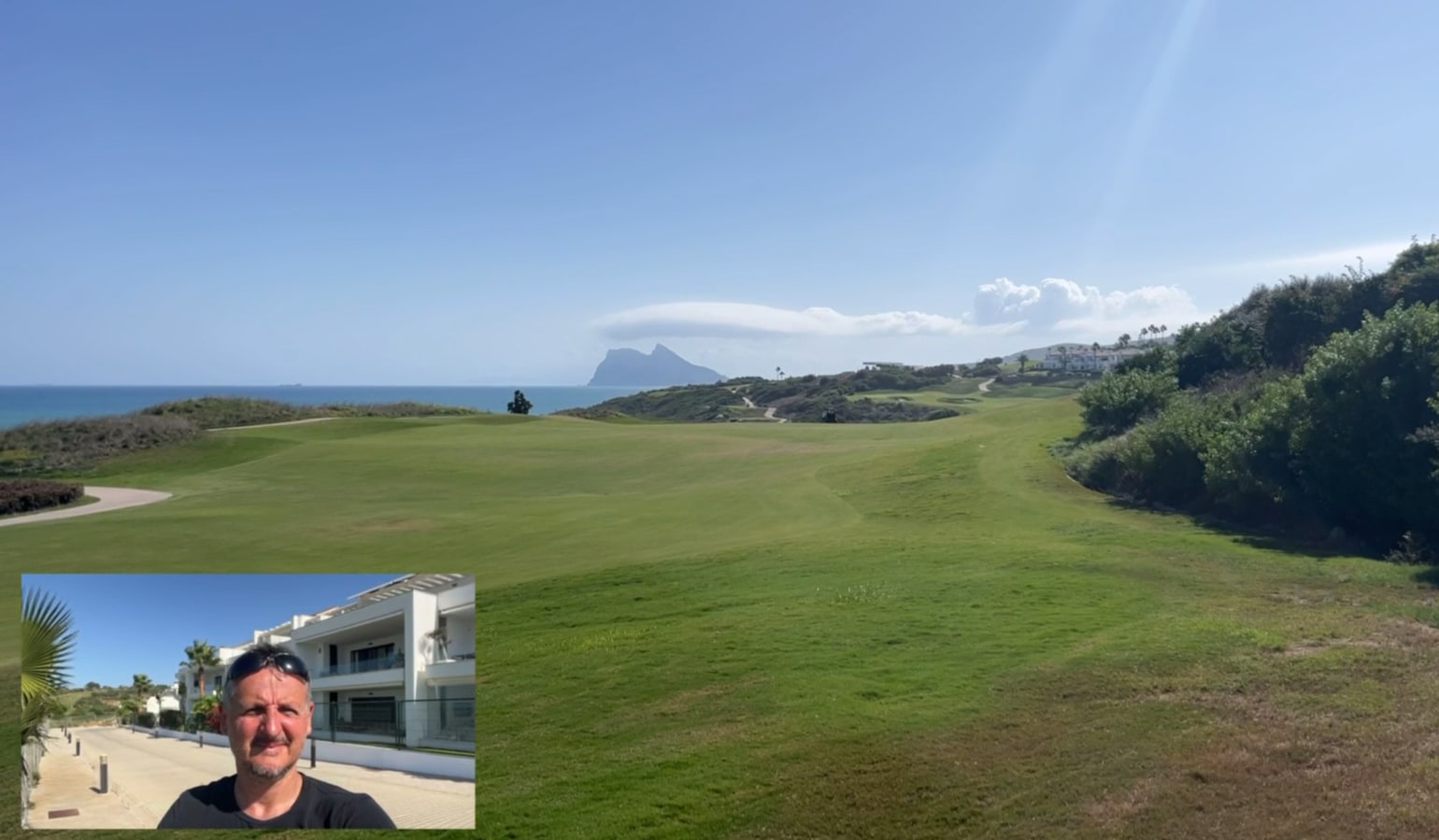 Golfové hřiště na pobřeží Costa del Sol s výhledem na Gibraltar; ve výřezu Daniel Rajnoch.